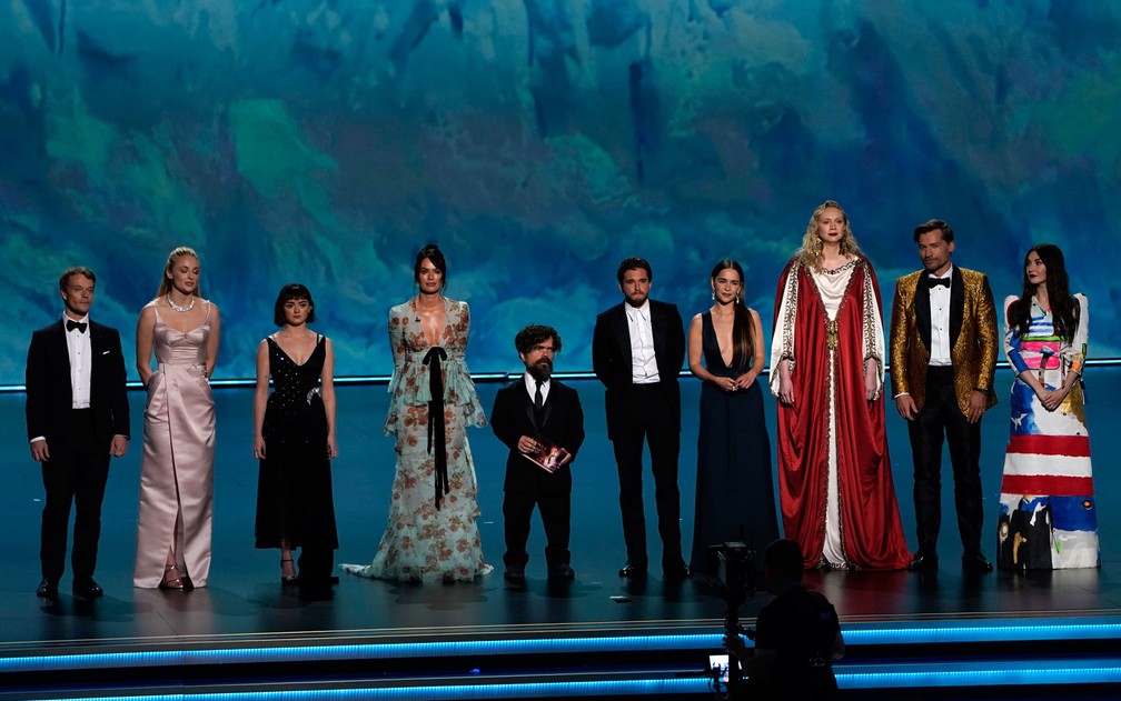 Parte do elenco de 'Game of thrones' no palco do 71º Emmy no Microsoft Theatre, em Los Angeles, no domingo (22) — Foto: Reuters/Mike Blake