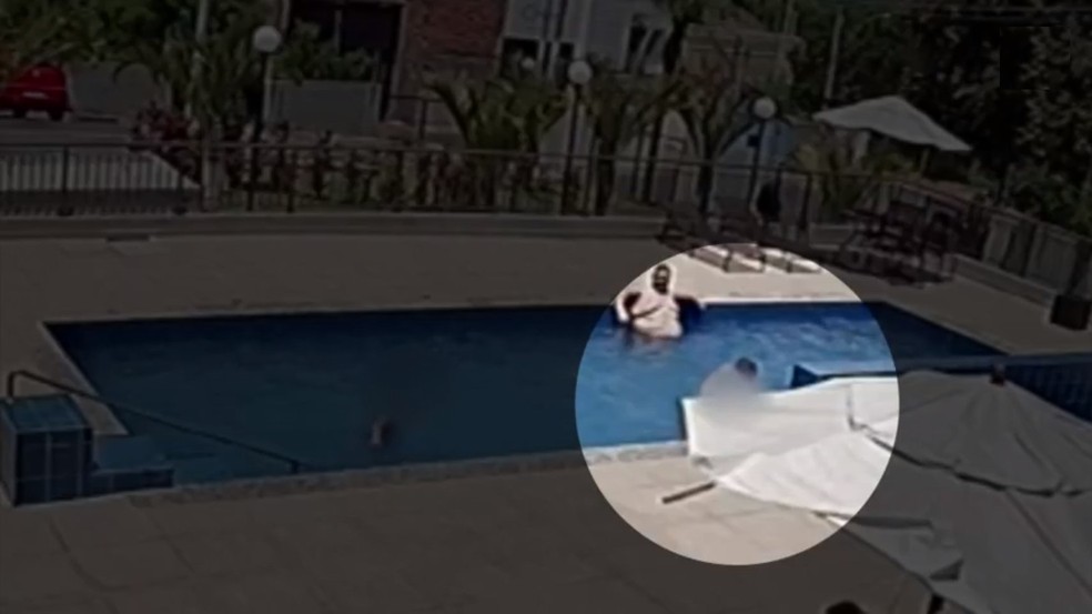 Câmera registrou momento em que mulher afoga criança em piscina de condomínio em Bauru — Foto: Reprodução