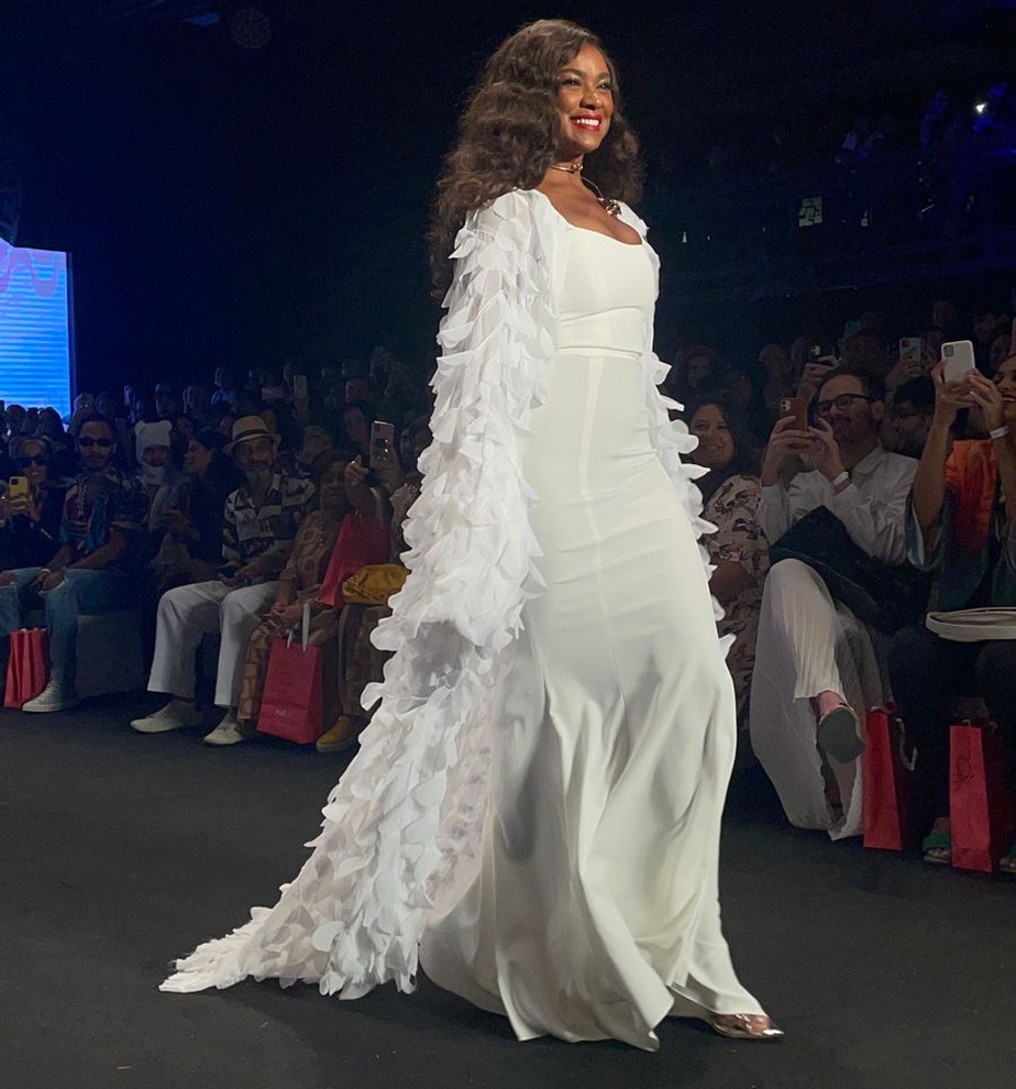 Cris Vianna encerra desfile no São Paulo Fashion Week