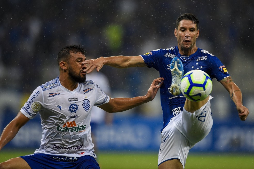 Castán marca Thiago Neves no jogo de 2019 no Mineirão — Foto: Agência i7/ Mineirão