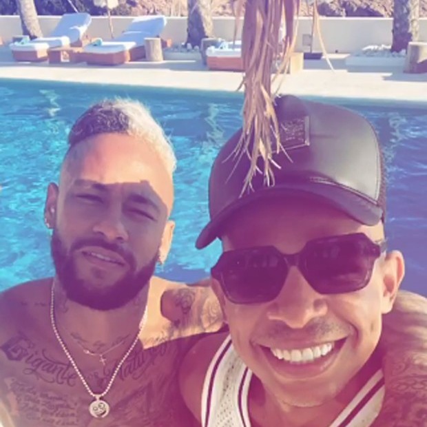 Anitta e Neymar se encontram com amigos em Ibiza (Foto: Reprodução/Instagram)