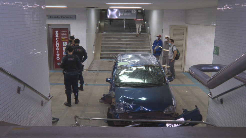 Motorista embriagado bate carro e invade estação de metrô na Asa Sul, em Brasília — Foto: TV Globo