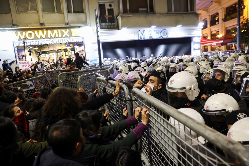 Em Istambul, na Turquia, houve confronto entre policiais e manifestantes no Dia Internacional de Eliminação da Violência Contra a Mulher nesta quinta (25) — Foto: Umit Bektas/Reuters