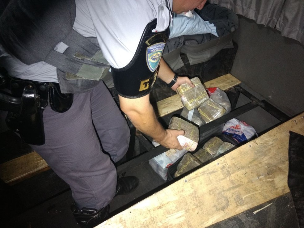 Dinheiro estava em um fundo falso no veículo abordado em Rosana (SP) (Foto: Polícia Militar/Cedida)