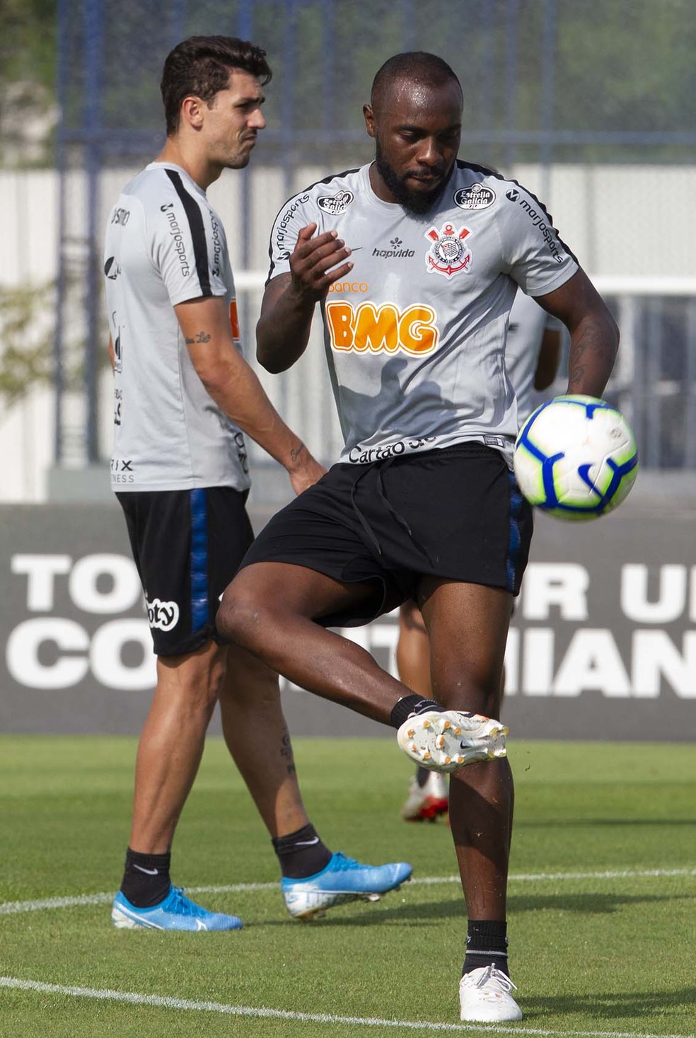 Manoel e Danilo Avelar no treino do Corinthians — Foto: Daniel Augusto Jr/Ag Corinthians