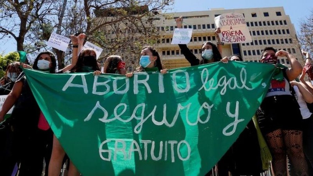 Em dezembro de 2020, a Argentina entrou na lista de países da América Latina em que o aborto é legal — Foto: Reuters via BBC