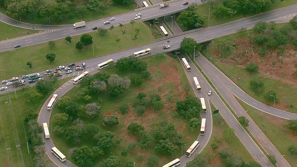 Ônibus levam bolsonaristas acampados no QG do Exército para Superintendência da PF — Foto: TV Globo/Reprodução