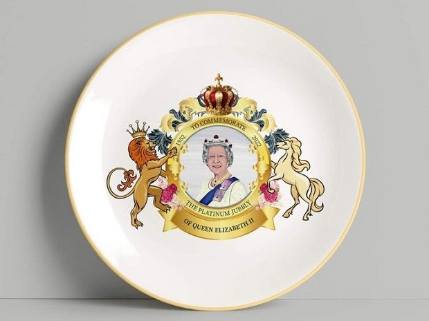 Prato comemorativo do Jubileu de Platina da rainha Elizabeth II, com erro de digitação (Foto: Reprodução /  Wholesale Clearance UK)