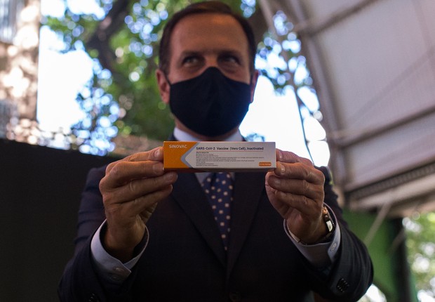 João Dória, governador do estado de São Paulo, mostra caixa com dose de teste de vacina da Sinovac (Foto: Andre Lucas/picture alliance via Getty Images)