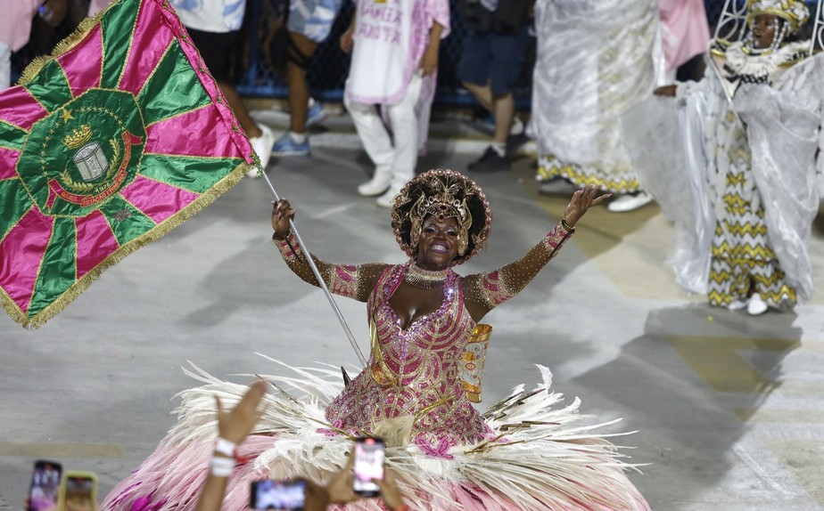 Ex-Porto da Pedra, Cintya Santos estreou como porta-bandeira da Mangueira neste carnaval