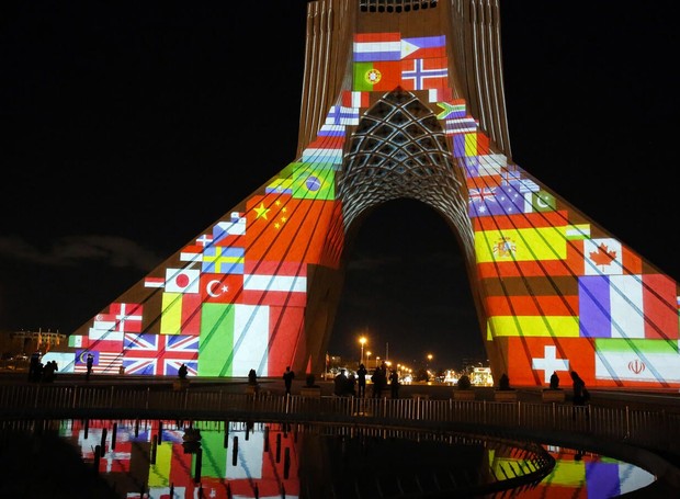 Bandeiras e mensagens de esperança são projetadas na Torre Azadi no Irã em solidariedade a todos os países afetados pela pandemia (Foto: AFP/Reprodução)