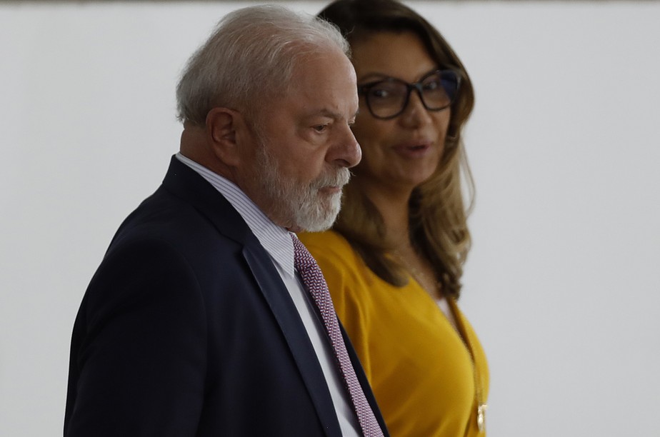 O presidente Luiz Inácio Lula da Silva ao lado da primeira-dama Janja em solenidade em Brasília