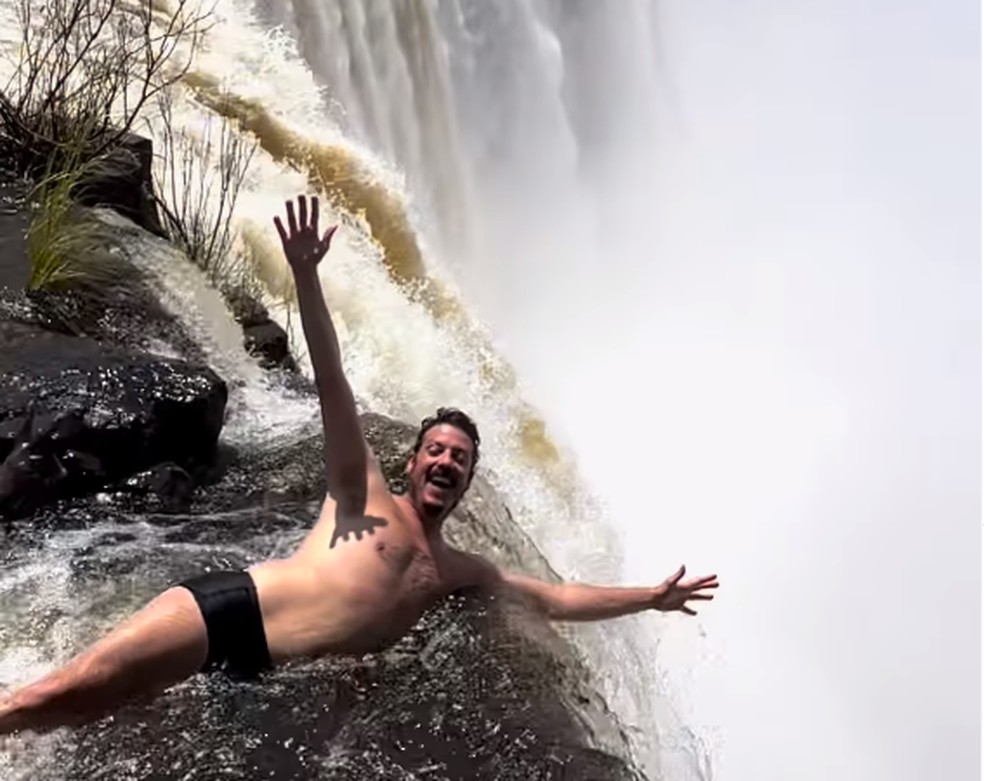 Fabio Porchat em cachoeira do Zimbábue — Foto: Reprodução