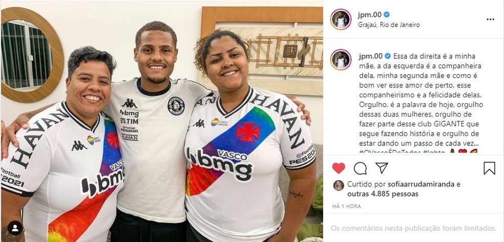 João Pedro, do Vasco, com suas mães — Foto: Reprodução