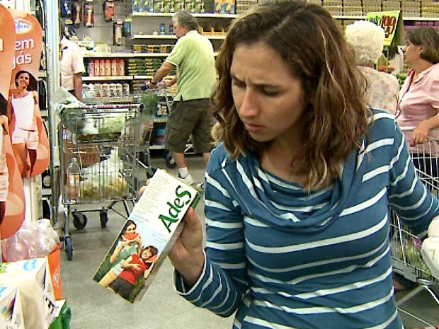 Dona de casa verifica data embalagem de suco Ades (Foto: Reprodução / EPTV)