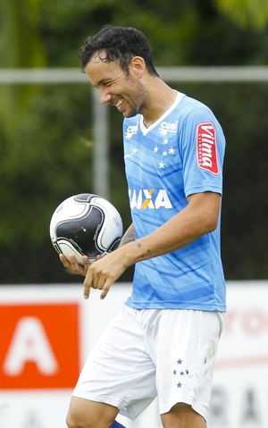 Jogar simples é a fórmula de Cabral para ser titular absoluto com Mano