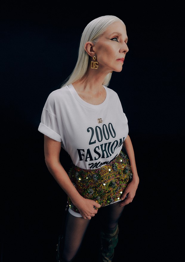 Monica Maligo usa camiseta (R$ 7.100), saia, bota e brincos (R$ 2.600), tudo Dolce&Gabbana (Foto: Bruna Sussekind)