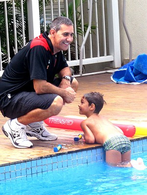 José Neto técnico do basquete do Flamengo com o filho (Foto: Danielle Rocha )