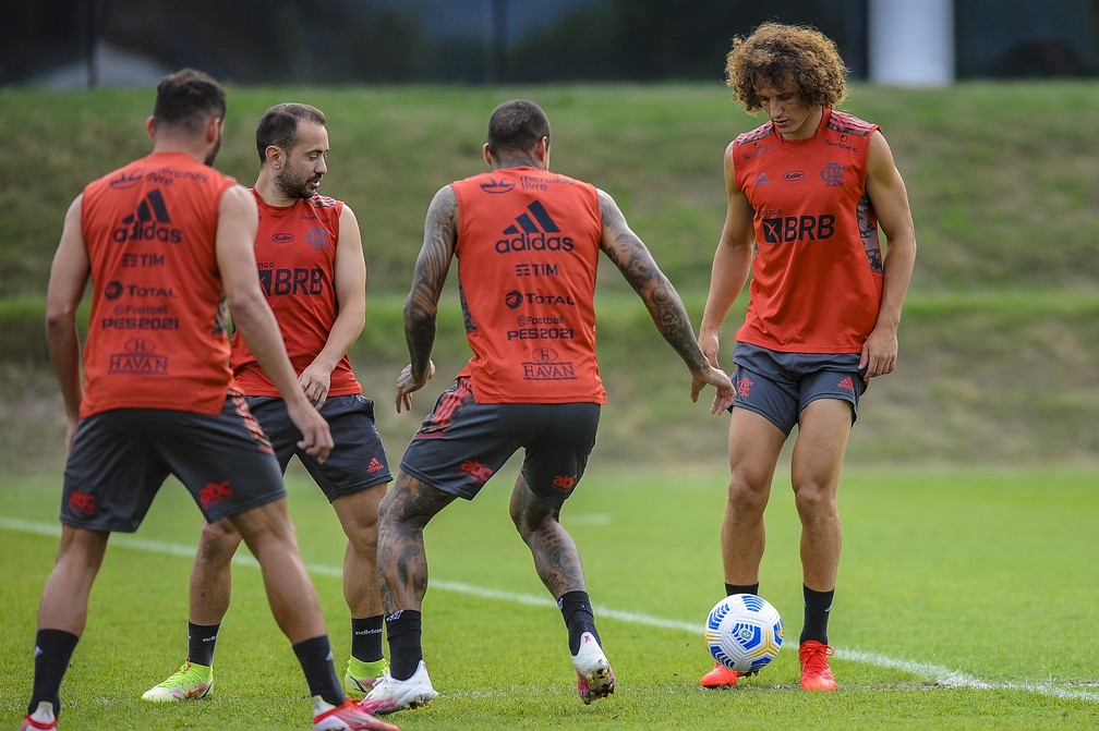 David Luiz durante atividade com bola no treino do Flamengo — Foto: Marcelo Cortes/Flamengo