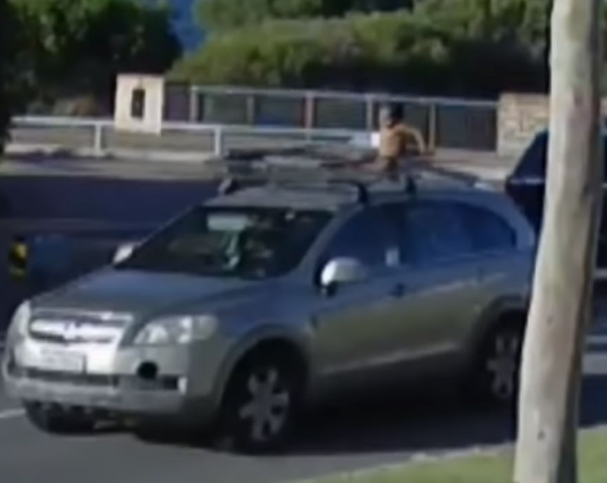 O menino de fraldas estava sobre o carro em movimento (Foto: Reprodução/ Youtube)