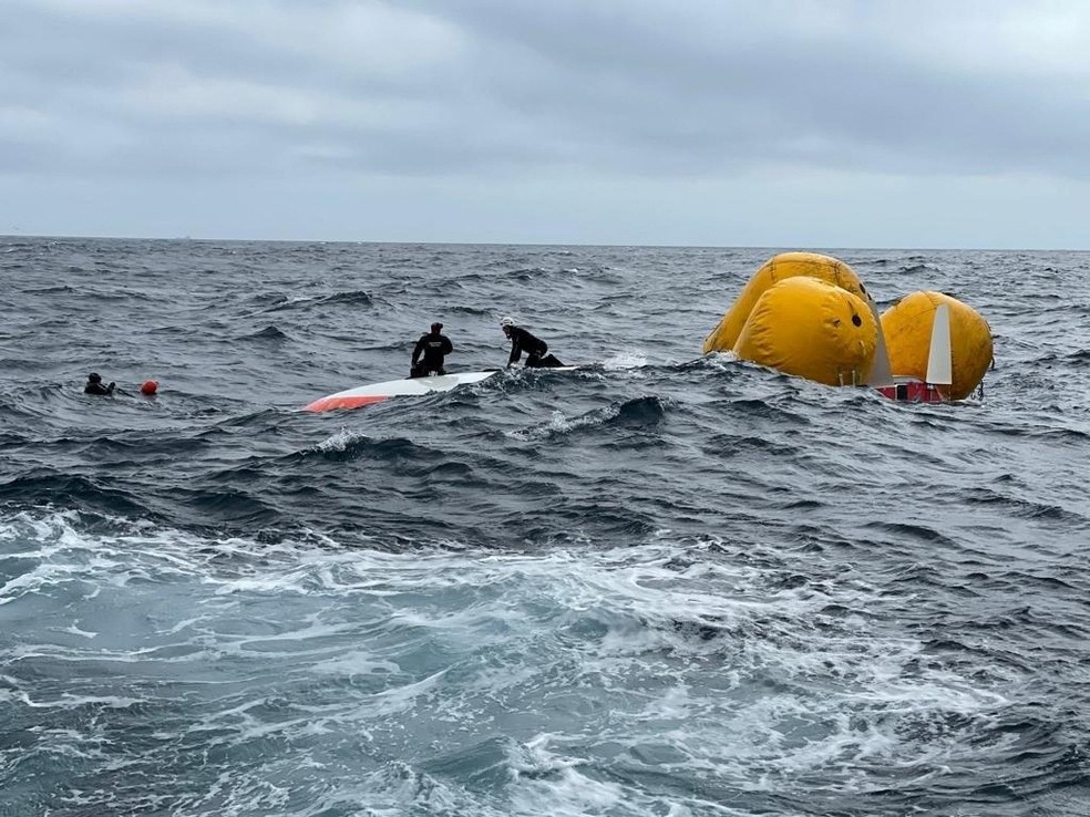 Equipe espanhola de Resgate Marítimo salvou francês — Foto: Salvamento Maritimo via Reuters