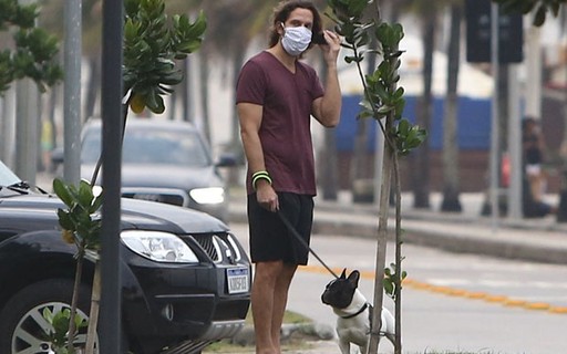 Vladimir Brichta passeia com cão no Rio de Janeiro