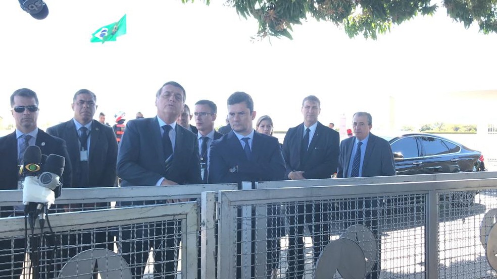 Bolsonaro, ao lado do ministro da JustiÃ§a, Sergio Moro, falou com jornalistas na porta do PalÃ¡cio da Alvorada nesta sexta-feira (9) â Foto: Guilherme Mazui/G1