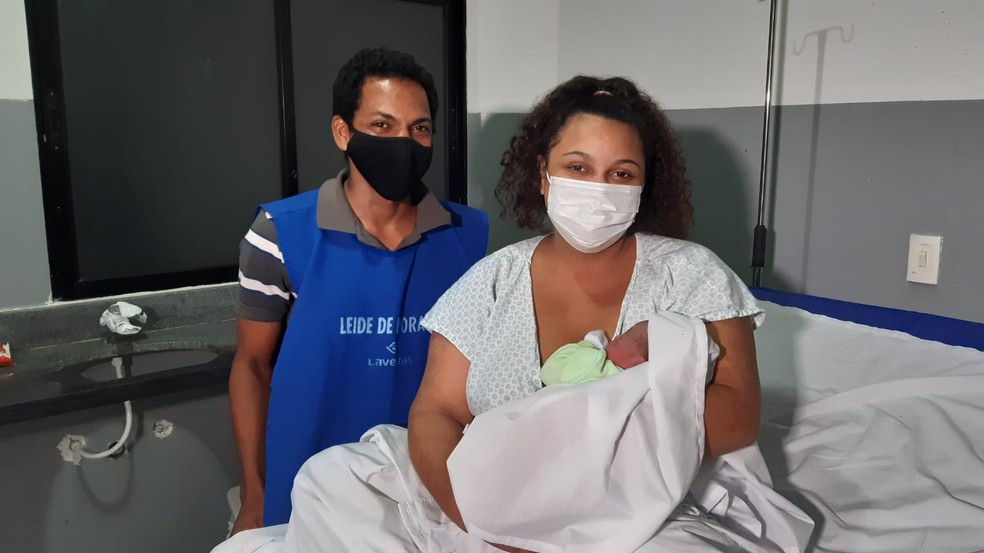 Pais com o bebê Anthony, que nasceu dentro de carro de aplicativo em Natal. — Foto: Sérgio Henrique Santos/Inter TV Cabugi