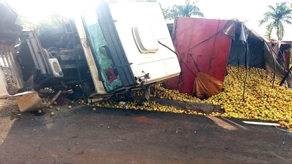 Carreta tomba, espalha laranja na pista e interdita parcialmente rodovia em Jaú — Foto: Diário do Jahu/Divulgação