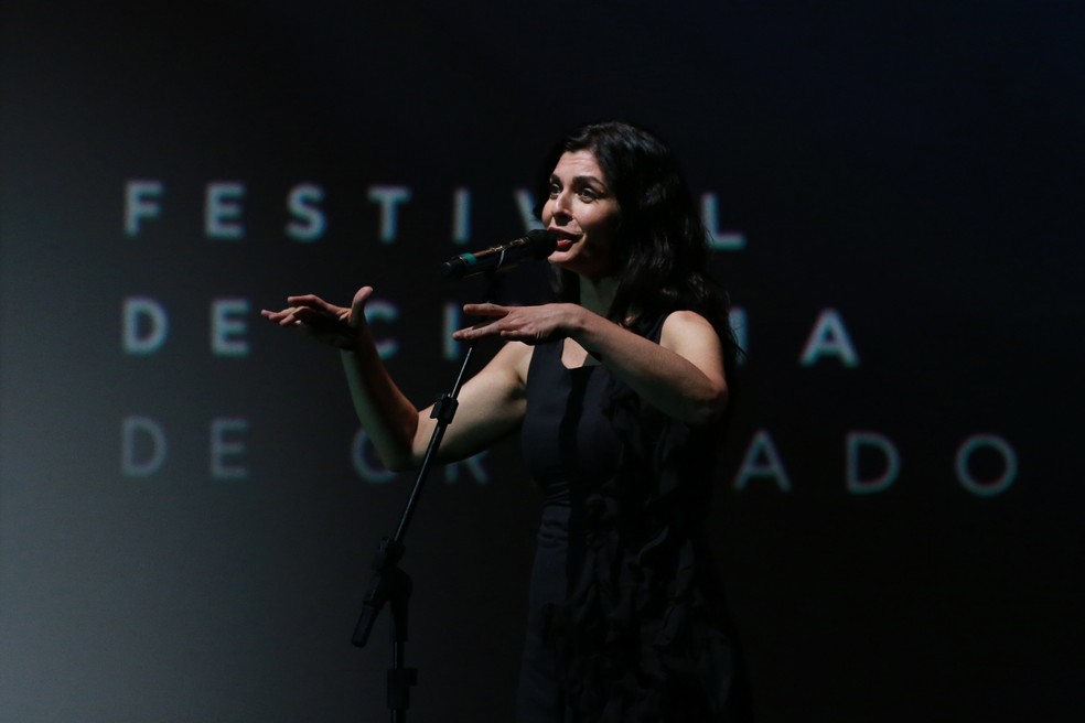 Soledad Villamil se apresenta na cerimônia de premiação do Festival de Cinema de Gramado (Foto: Edison Vara / Pressphoto)