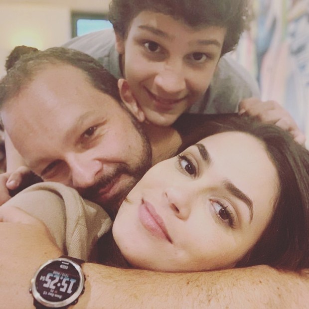 Cadu Cortez com a mulher, Marcela Terra, e o filho Matteo (Foto: Reprodução/Instagram)