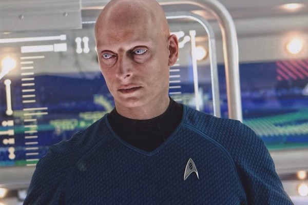 O ator Joseph Gatt em cena de Além da Escuridão: Star Trek (2013) (Foto: Reprodução)