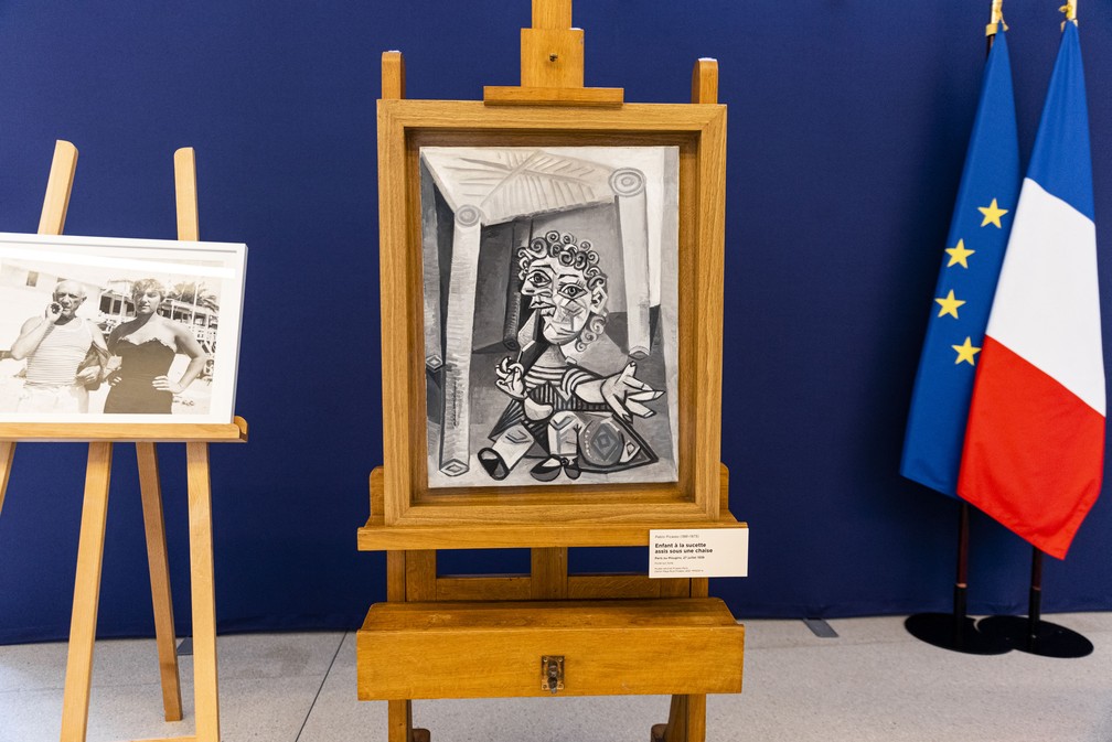Filha de Picasso doa obra 'Menino com pirulito sentado embaixo de uma cadeira' e outras oito pinturas para museu dedicado ao pintor espanhol na França — Foto: AFP/Pool