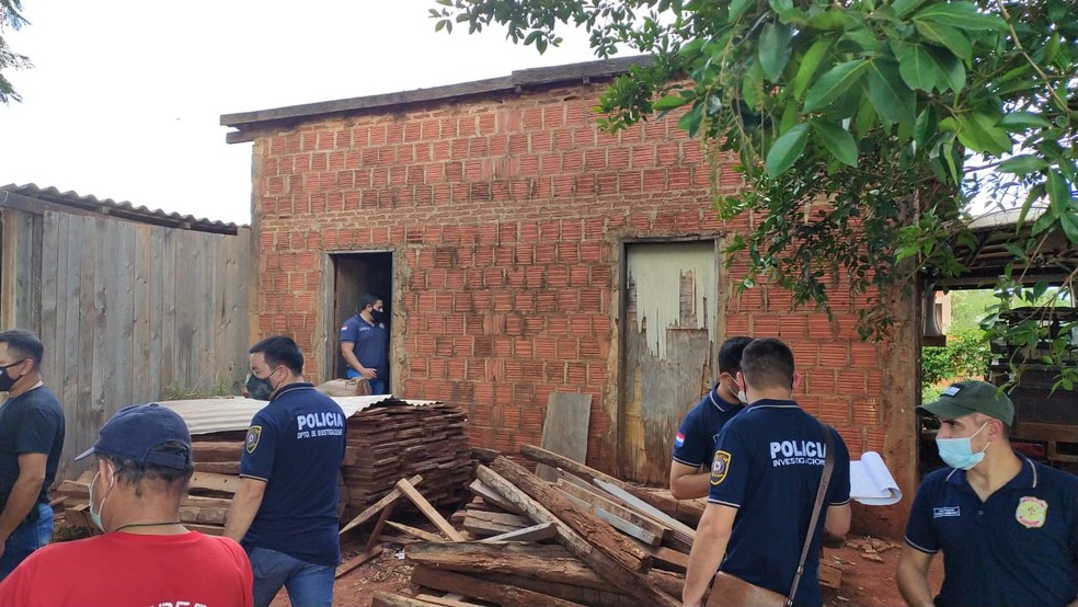 Polícia paraguaia no local do crime, em Pedro Juan Caballero — Foto: Polícia Nacional Paraguai/Divulgação