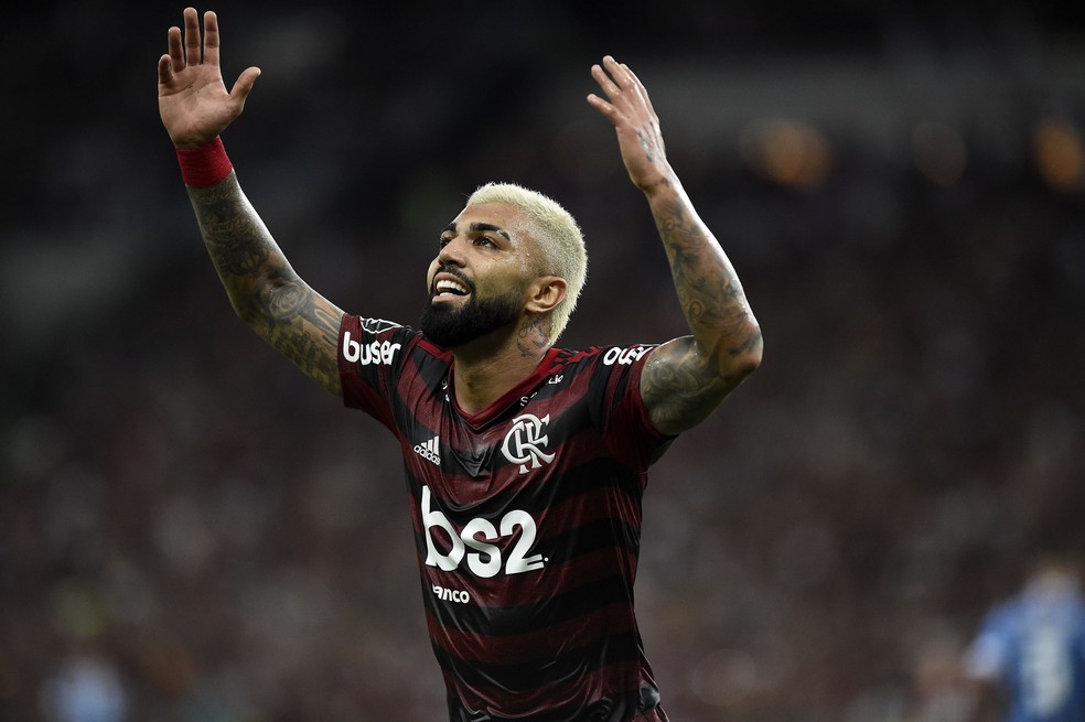 Gabigol abre os braços e comemora um dos gols na semifinal da Libertadores contra o Grêmio — Foto: André Durão