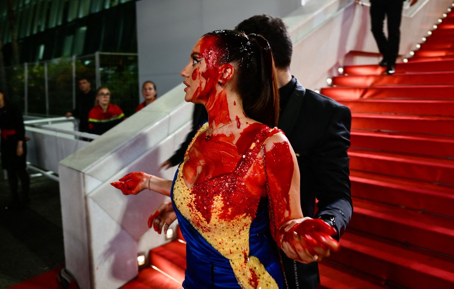 Mulher vestida com as cores da Ucrânia derramou sangue falso sobre si mesma
