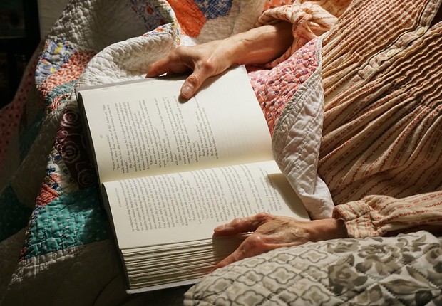 A leitura estimula a memória e reduz o estresse (Foto: Pixabay)