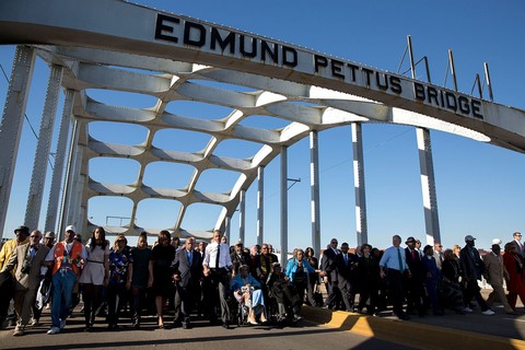 Famílias Obama e Bush marcham pela Edmund Pettus Bridge, em Selma, no Alabama, em 2015 
