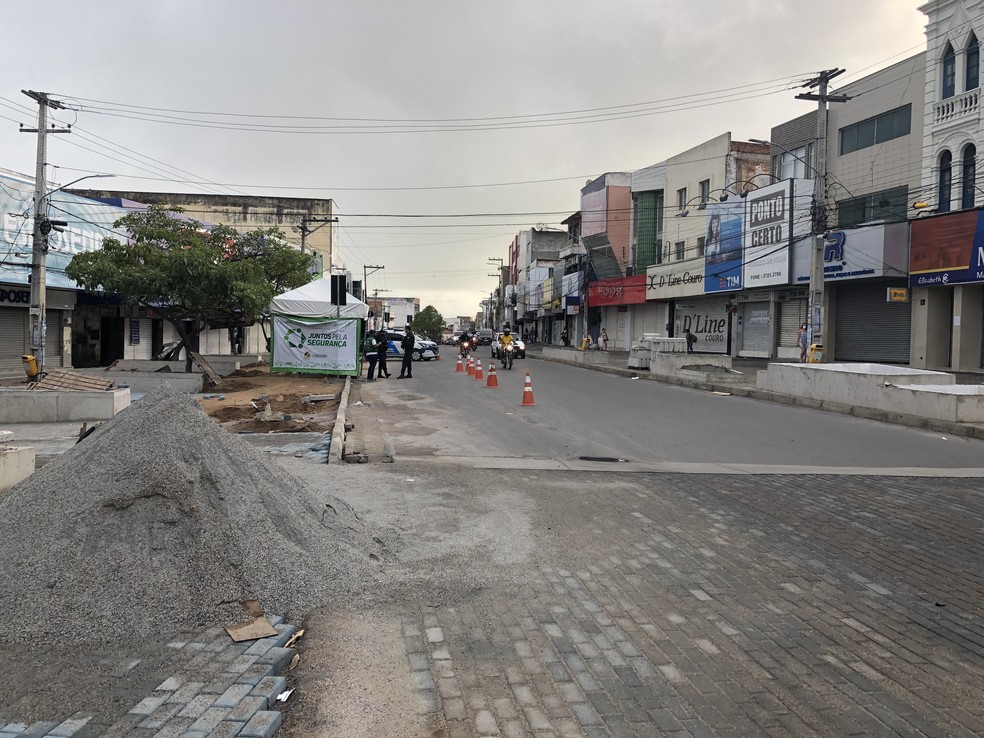 Rua 15 de novembro sem circulação de pessoas e com as lojas fechadas, em Caruaru — Foto: Lafaete Vaz/G1