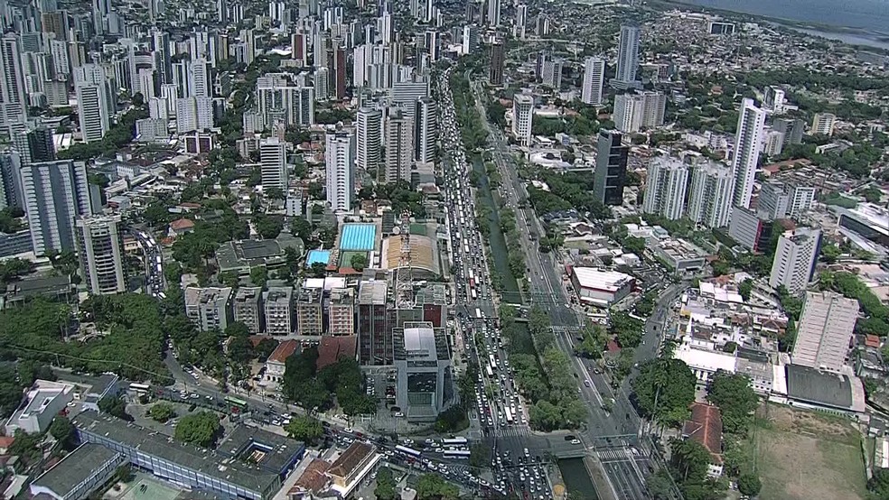 Imagem aérea mostra engarrafamento na Avenida Agamenon Magalhães, no Recife, devido ao protesto desta quinta-feira (30) — Foto: Reprodução/TV Globo