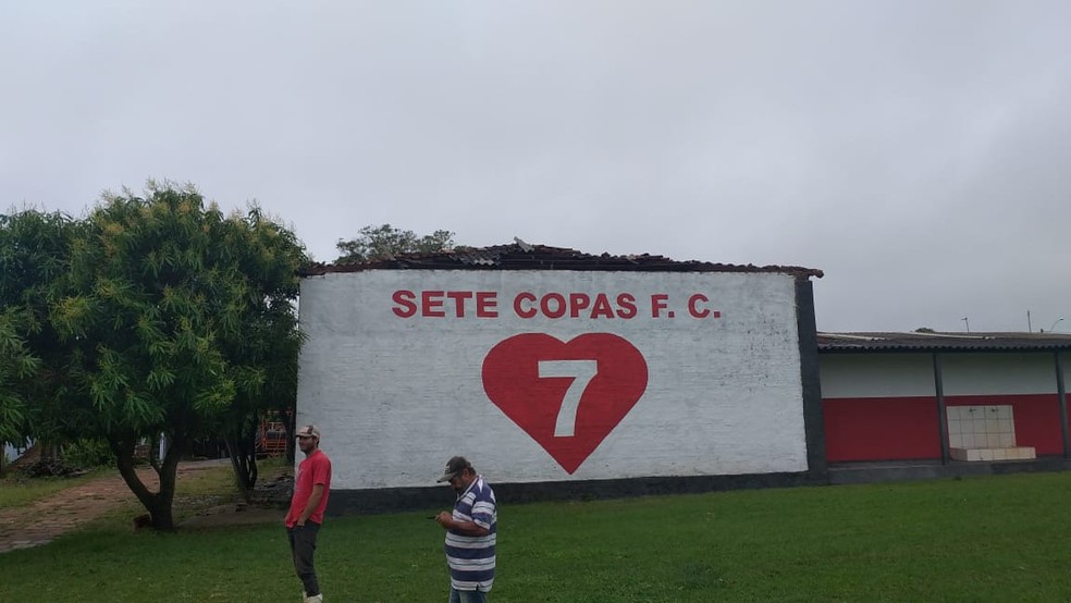 Barracão no bairro rural Sete Copas, em Indiana, foi destelhado — Foto: Tiago Rodrigues/TV Fronteira