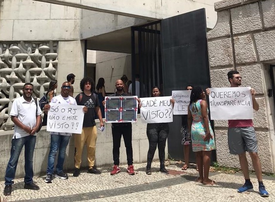 Brasileiros fazem manifestação no consulado português no Rio