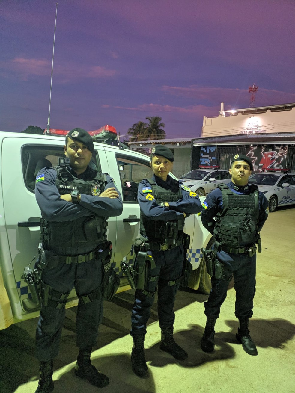 Equipe policial que ajudou no resgate de bebê — Foto: Polícia Militar/ reprodução