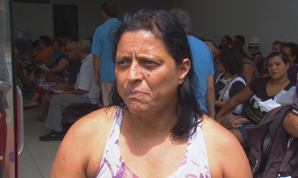 Cristiane foi buscar o remédio para o filho na farmácia da prefeitura em Bauru (Foto: TV TEM / Reprodução )