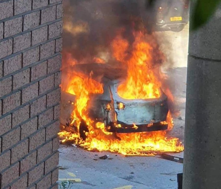 Explosão de táxi em Liverpool (Foto: reprodução twitter)