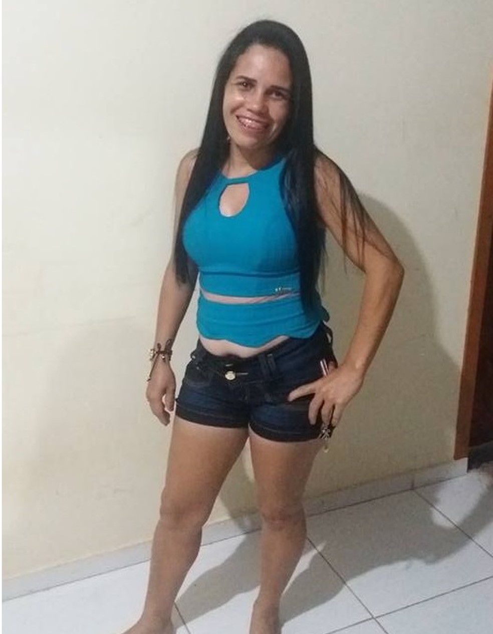 Simone Silva de Jesus, de 34 anos, foi atingida por uma facada no pescoço e morreu — Foto: Facebook