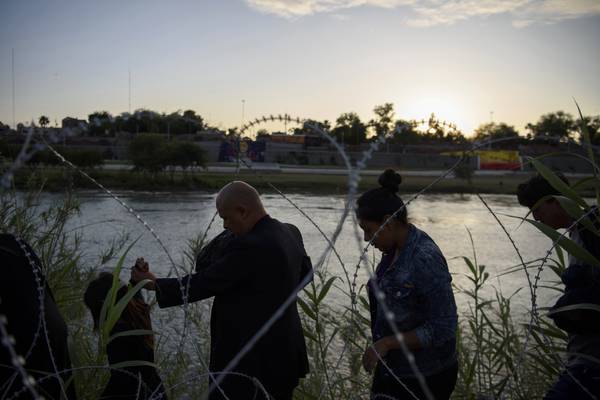 Migrantes morrem sufocados em comboio no Texas - SIC Notícias