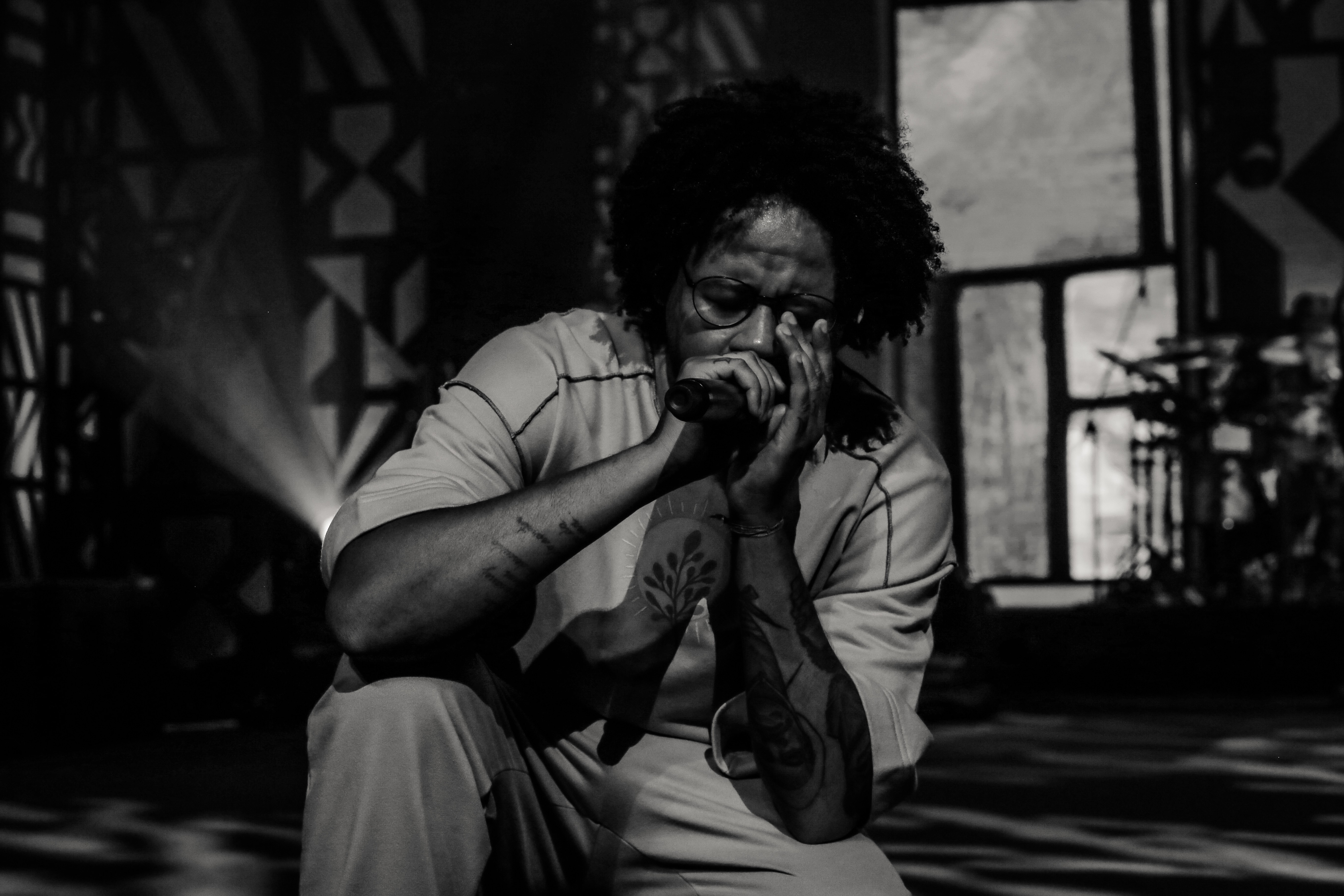 Emicida usa o álbum AmarElo como fio condutor para contar a história do movimento negro no Brasil  (Foto: Jef Delgado )
