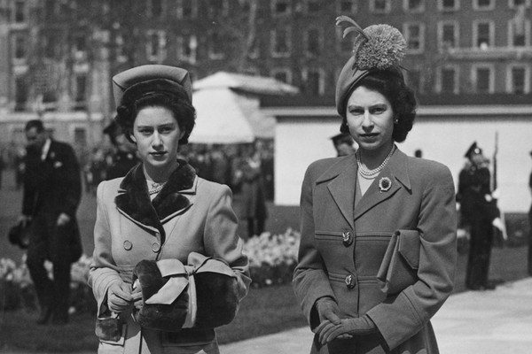 La reina Isabel II con su hermana, la princesa Margarita, en 1948 (Imagen: Getty Images)