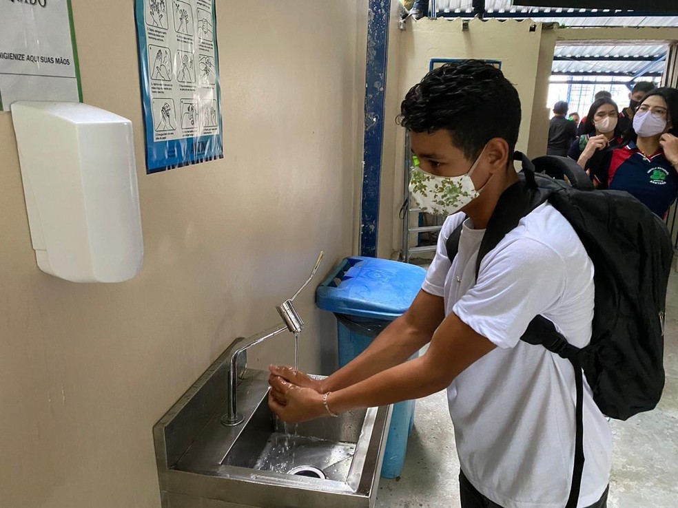 Pias e totens de álcool em gel foram instalados nas escolas do Amazonas, primeiro estado a voltar com as aulas presenciais na rede pública e privada. — Foto: Divulgação/Secom